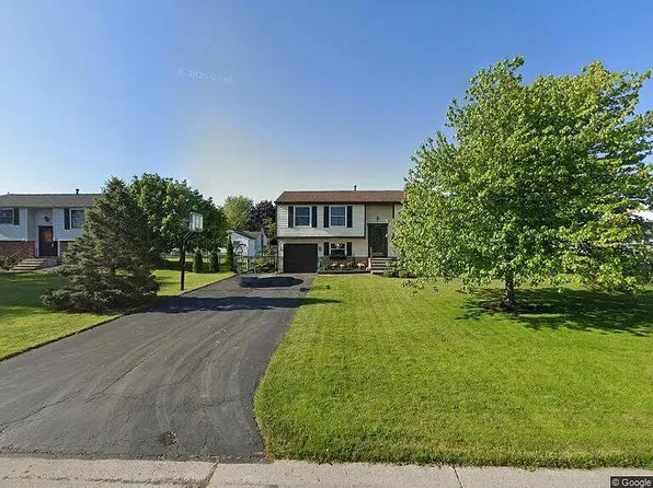 6612 Royal Pkwy N, Lockport, NY 14094