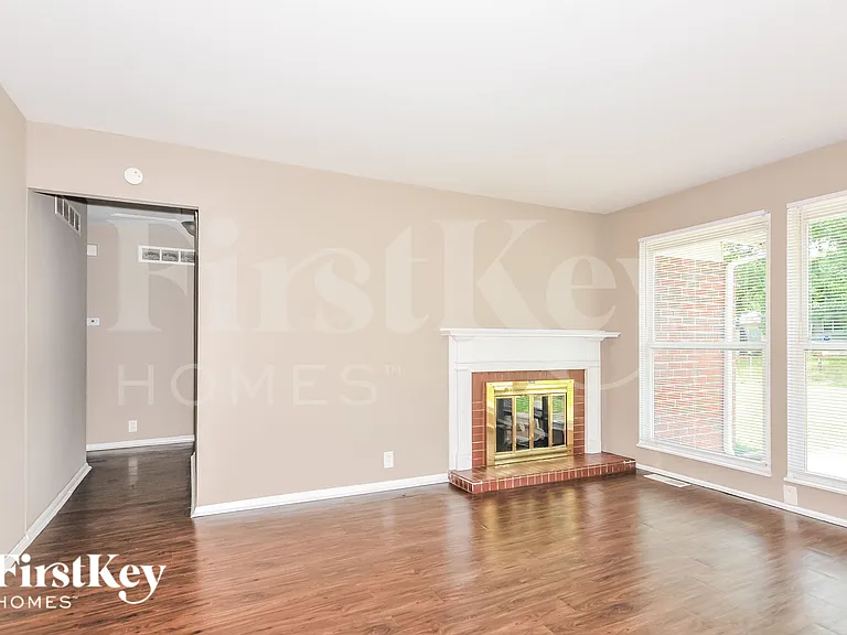 2415 Greenbriar Dr — Photo 4