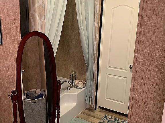 Soak tub and walk in closet