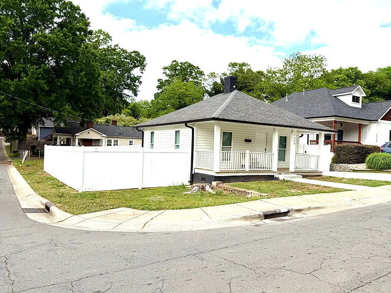 2228 Tate St — Photo 3