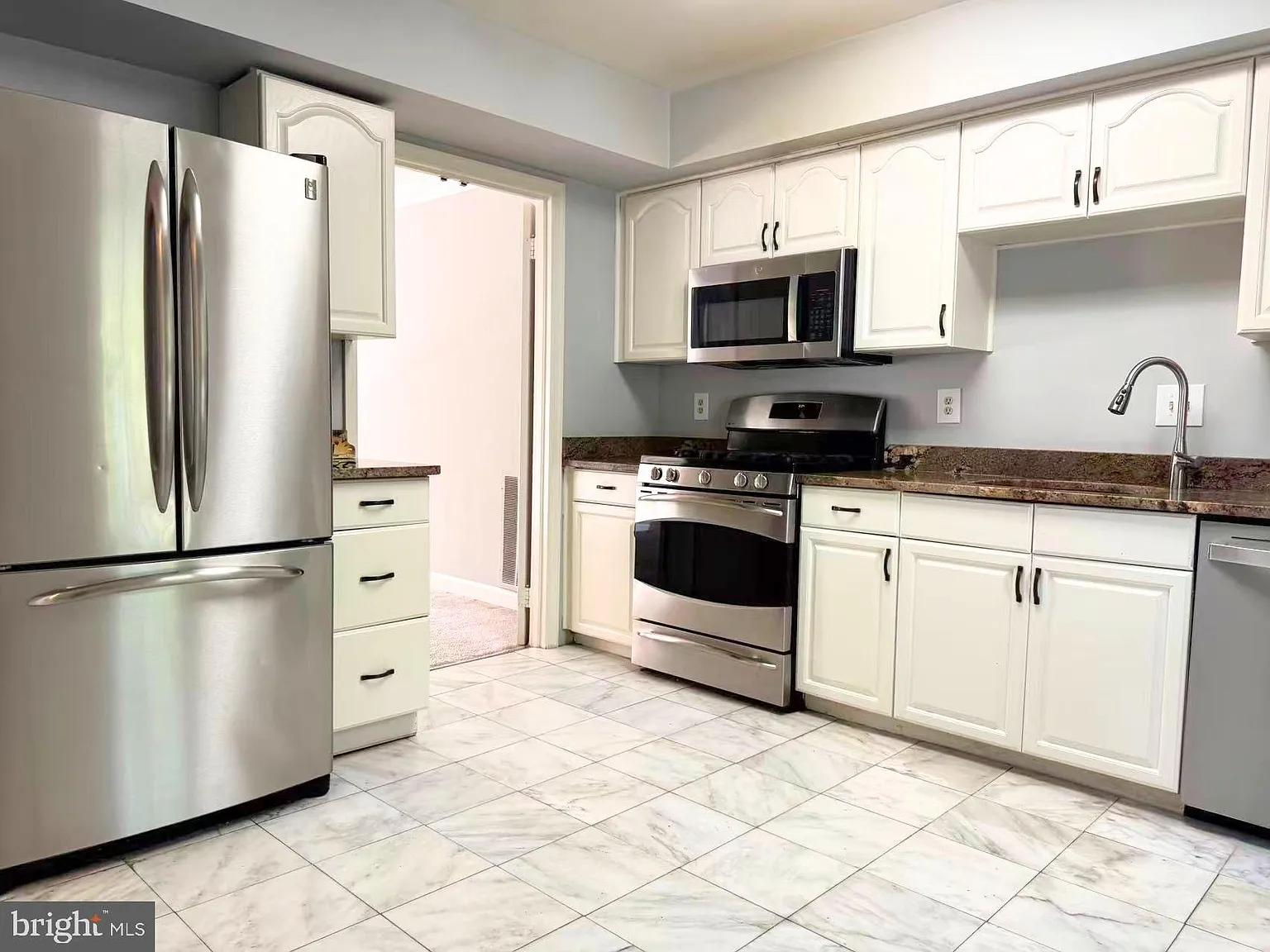 4 bed, 3.5 bath, 2184 sqft, $3,700 — Photo 4