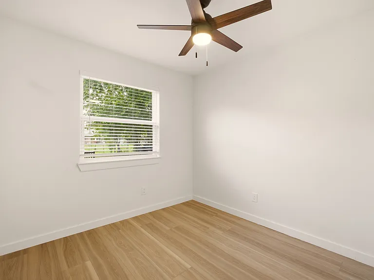 908 Isbell Rd #B — Photo 17