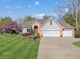 2243 Ridgemoor Ct, Burton, MI 48509