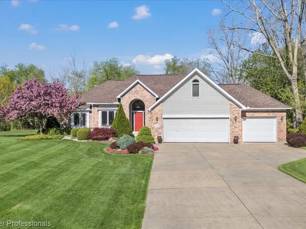 2243 Ridgemoor Ct, Burton, MI 48509
