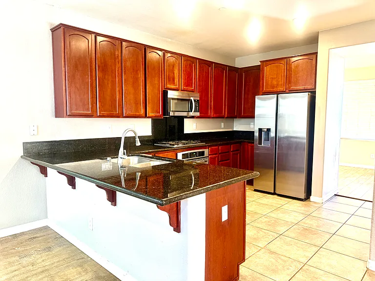 1730 Hemlock Ct — Photo 4