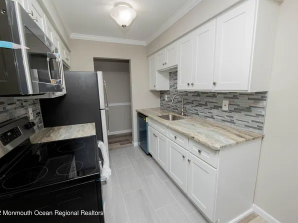 110 Stonehurst Blvd APT H, Freehold, NJ 07728