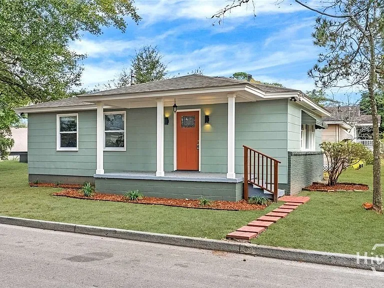 2102 Auburn St — Photo 1