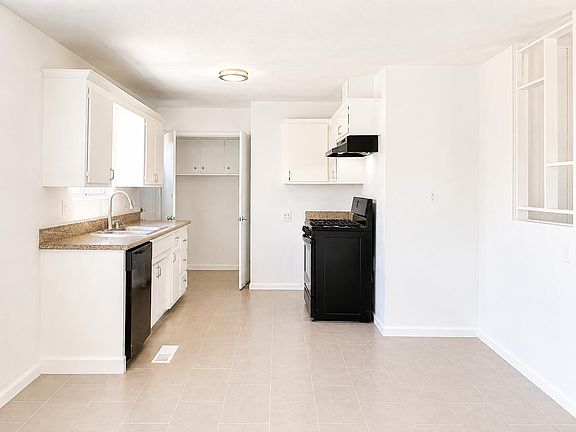 4th image of 2337 W Shields Avenue