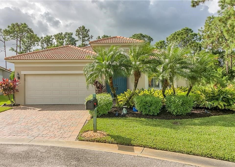 Beautiful 2004 CBS home at the end of a quiet cul-de-sac.  Surrounded by acres of protected preserves, this home will give you privacy plus!