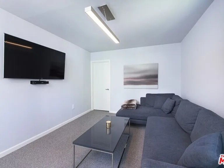 8842 Dorrington Ave — Photo 15