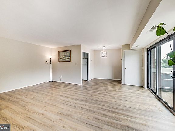5th image of 6141 Leesburg Pike APT 610