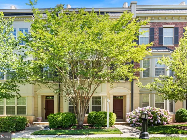 721 River Mist Dr, Oxon Hill, MD 20745