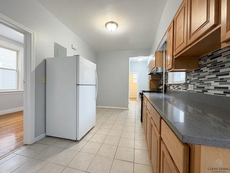 Matilda Ave — Photo 13