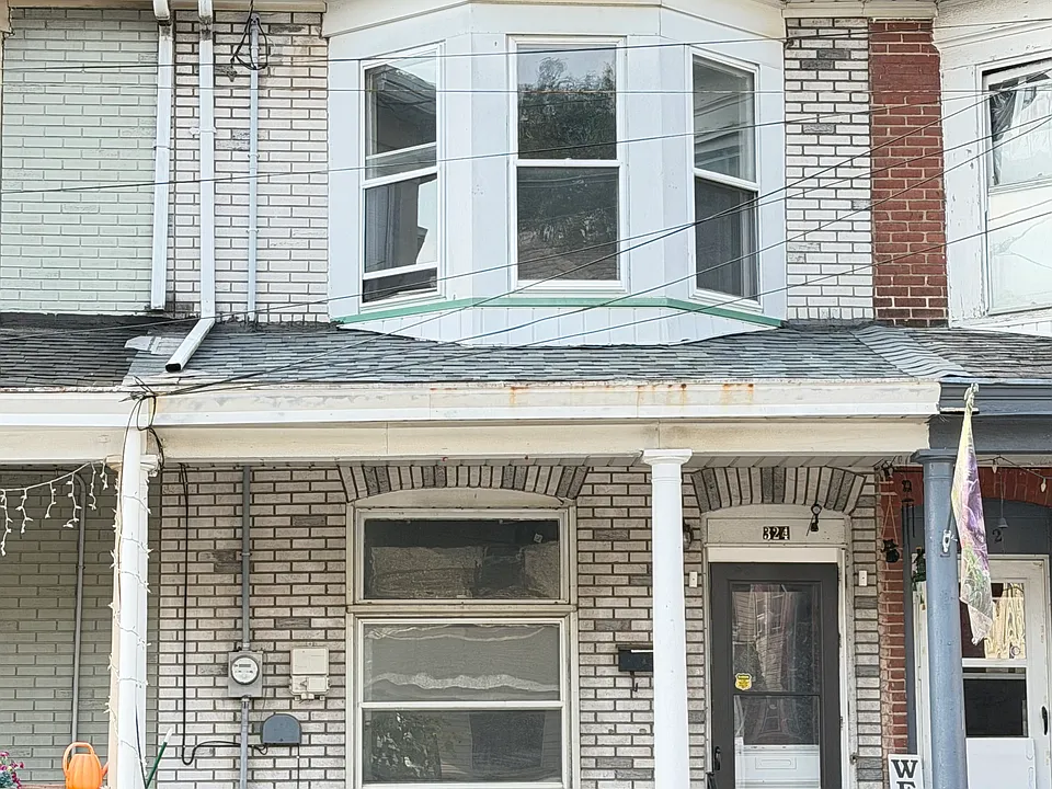 324 E North St