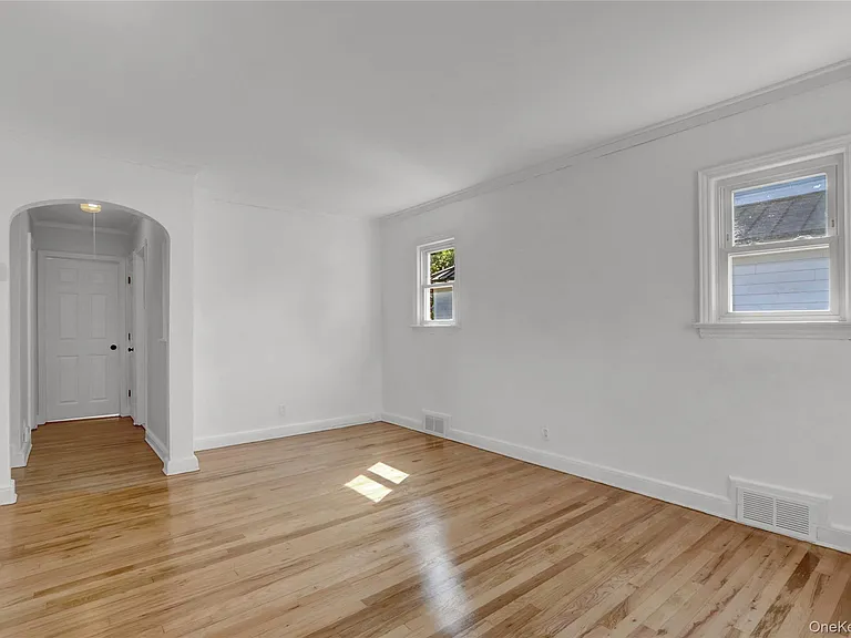 322 Harvard Rd S — Photo 3