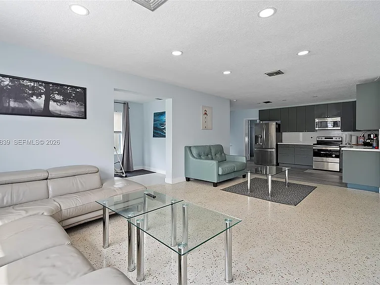 644 SW 7th Ct — Photo 5