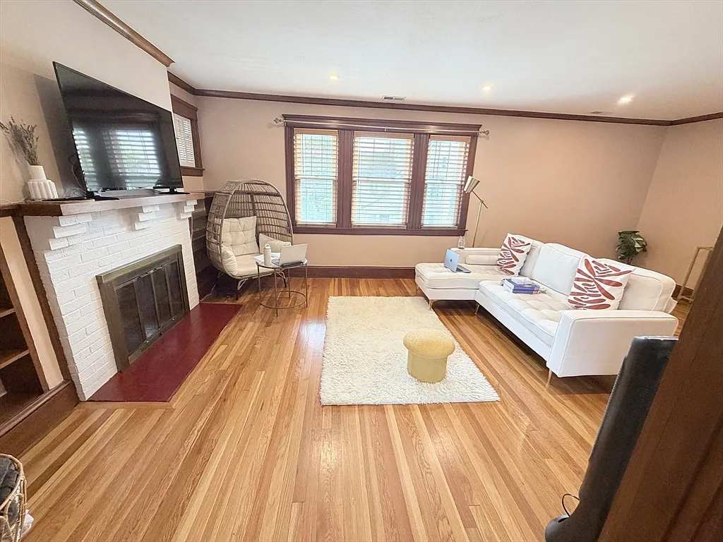 4 bed, 2.0 bath, 1600 sqft, $4,000 — Photo 1