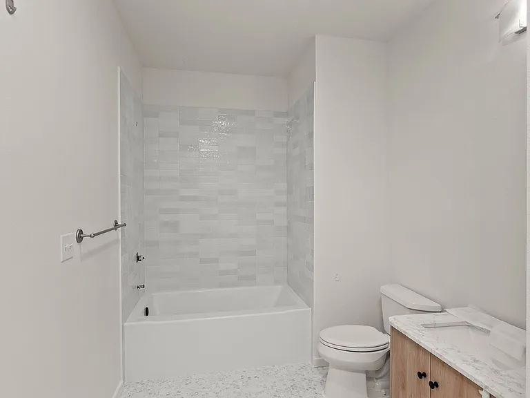 3220 N Michigan Ave — Photo 12