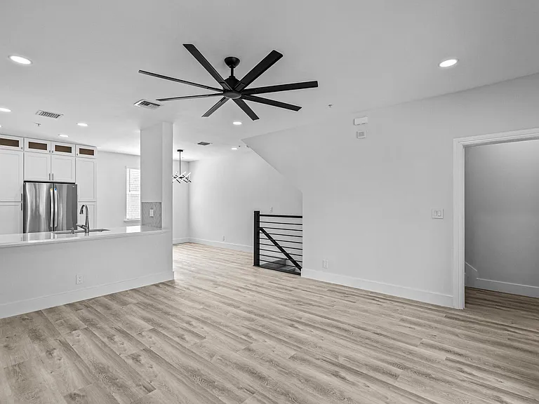 75 NW 4th Ave #75 — Photo 17
