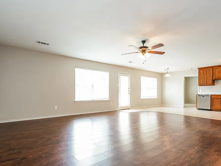 908 Chase Ln — Photo 4