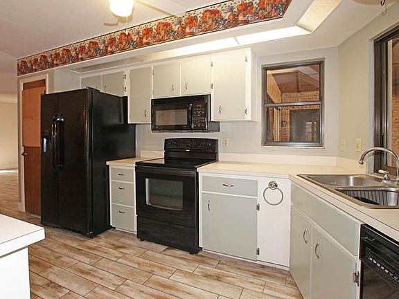 4th image of 820 Sandalwood Dr