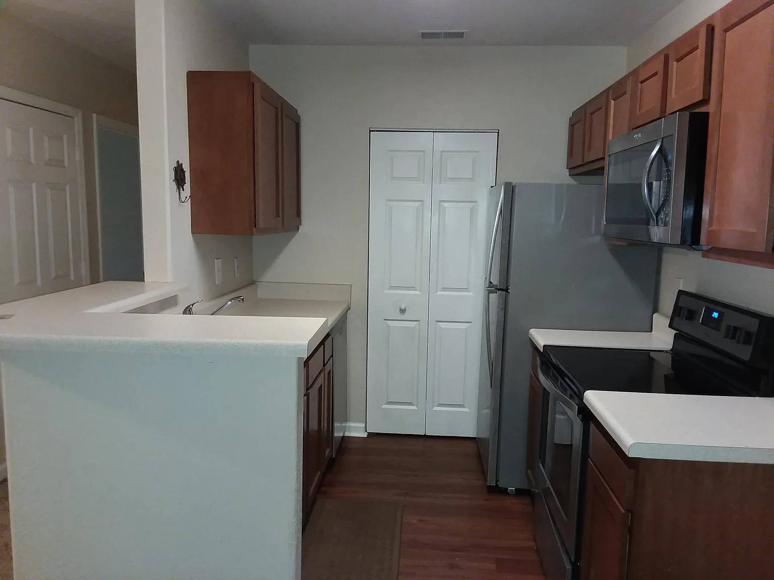 3 bed, 1227 sqft, $1,900 — Photo 3
