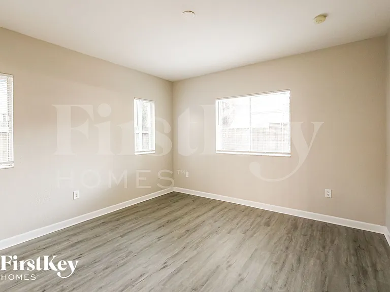 216 SE 32nd Ter — Photo 11