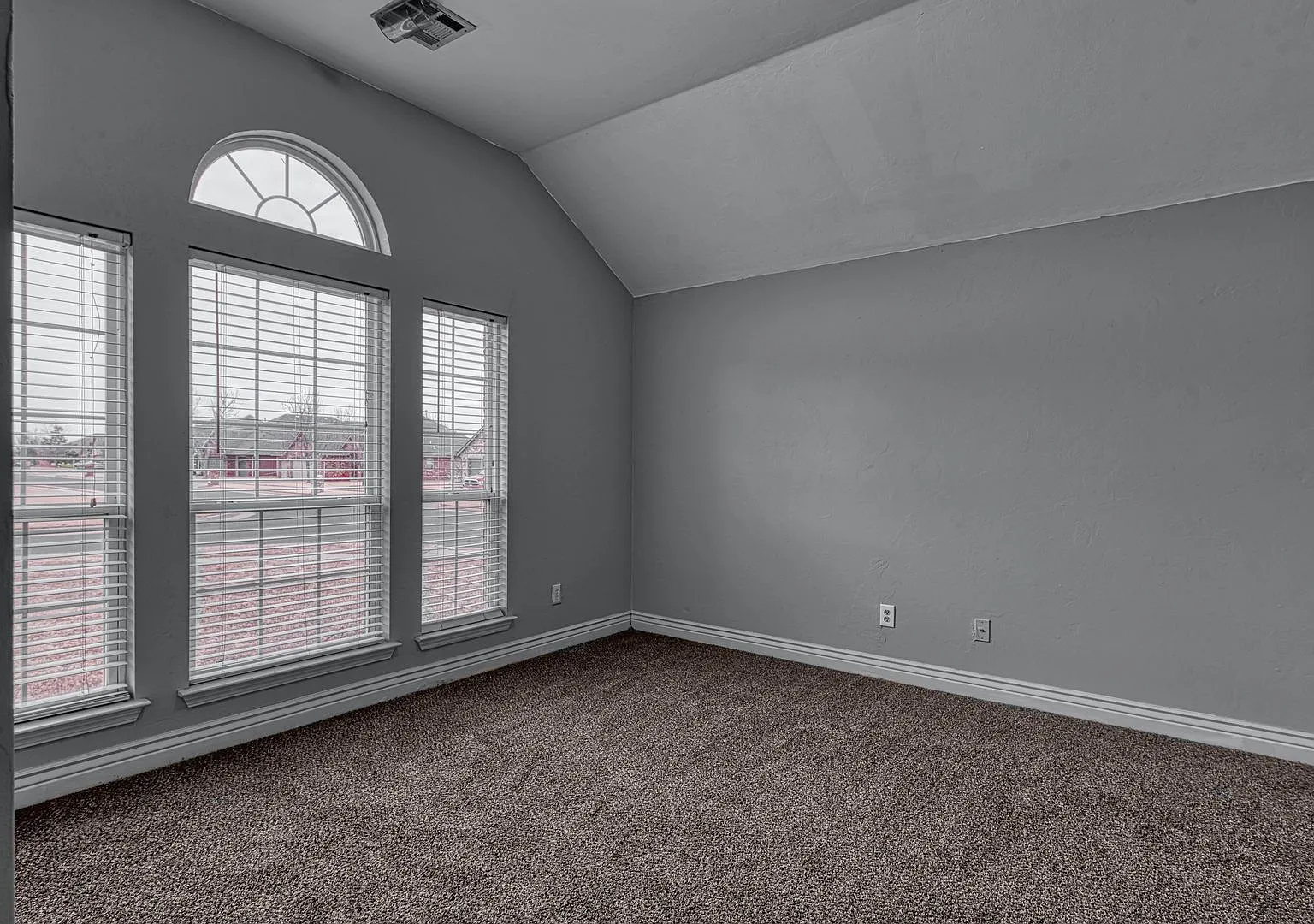 Gorgeous 4 Bed 2.5 Bath in Yukon! — Photo 4