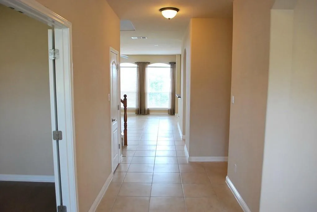 4 bed, 2.5 bath, 2912 sqft, $2,995 — Photo 2