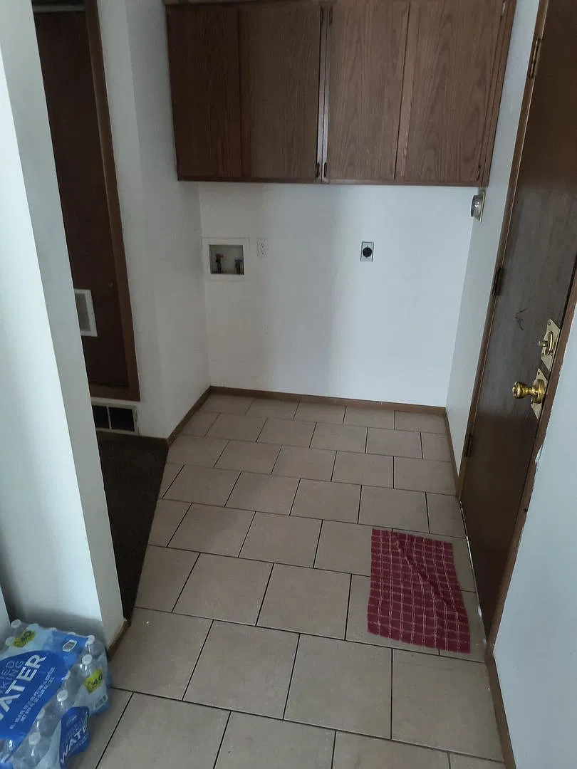 3 Bedroom, 2 Bathroom House with Double Attached Garage — Photo 4