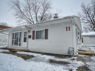 11 Robin Rd, Carpentersville, IL 60110