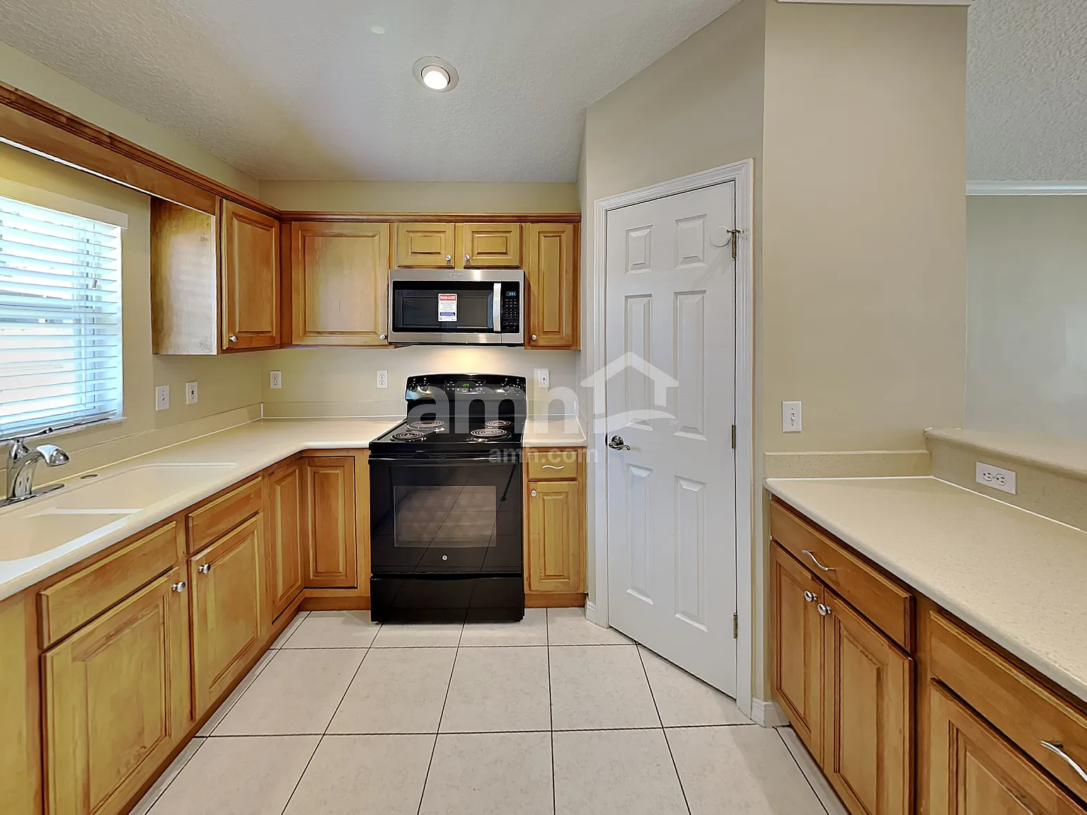 3 bed, 2.0 bath, 1595 sqft, $2,270 — Photo 3