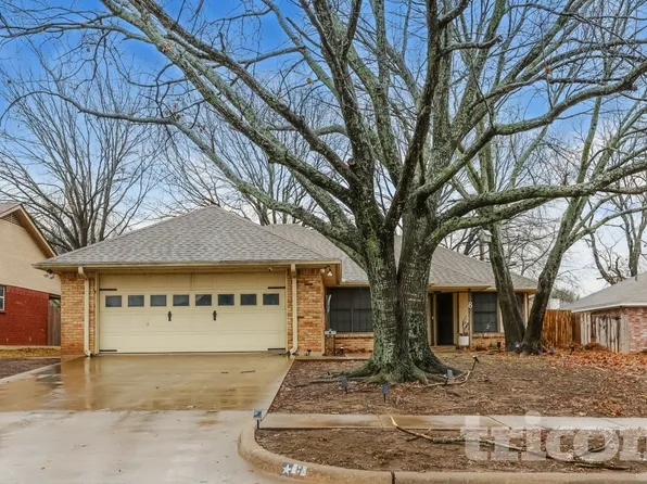 8 Marvin Gdns, Midlothian, TX 76065