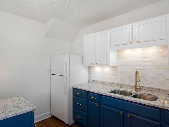 3rd image of 910 Clarendon St Unit B