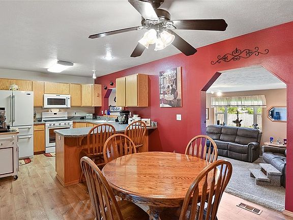 5th image of 3125 E 44th Ave