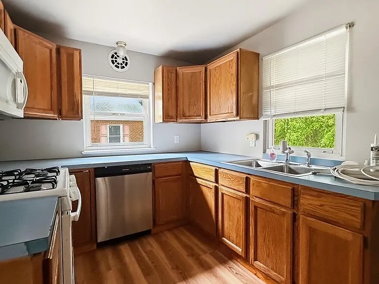 706 S College Ave — Photo 4
