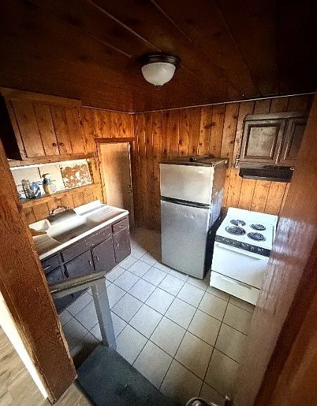 Lakeshore Dr — Photo 1