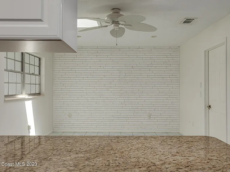 302 Emerald Pl E — Photo 7