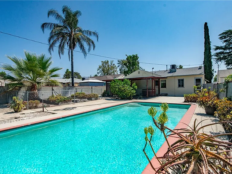 2121 N Screenland Dr — Photo 27