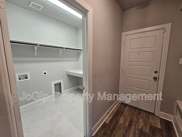 1740 Jamestown Dr — Photo 25