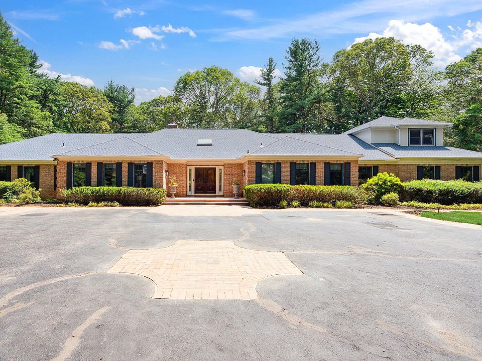 1st image of 10 Laurel Woods Dr