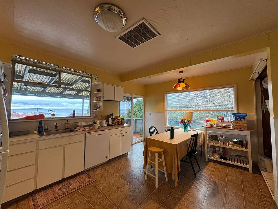 5 Bed 1.5 Bath in Fairhaven