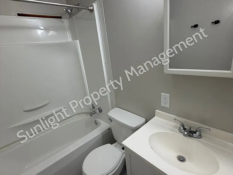 804 W 4th St — Photo 15