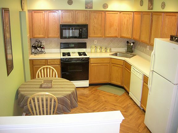 Eat-in-Kitchen w/ tile backsplash