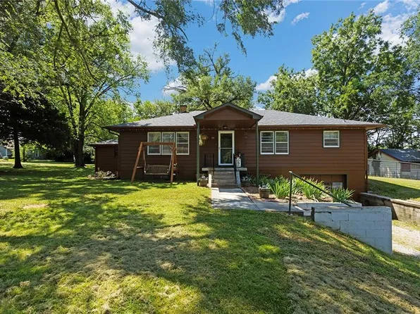 339 E Oak St, Trimble, MO 64492