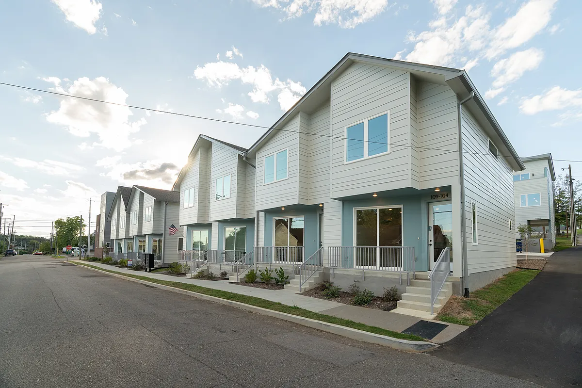 Building Photo - 105 E Oldham Ave #104