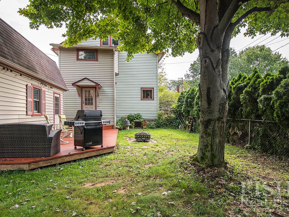 2nd image of 1301 Packer St
