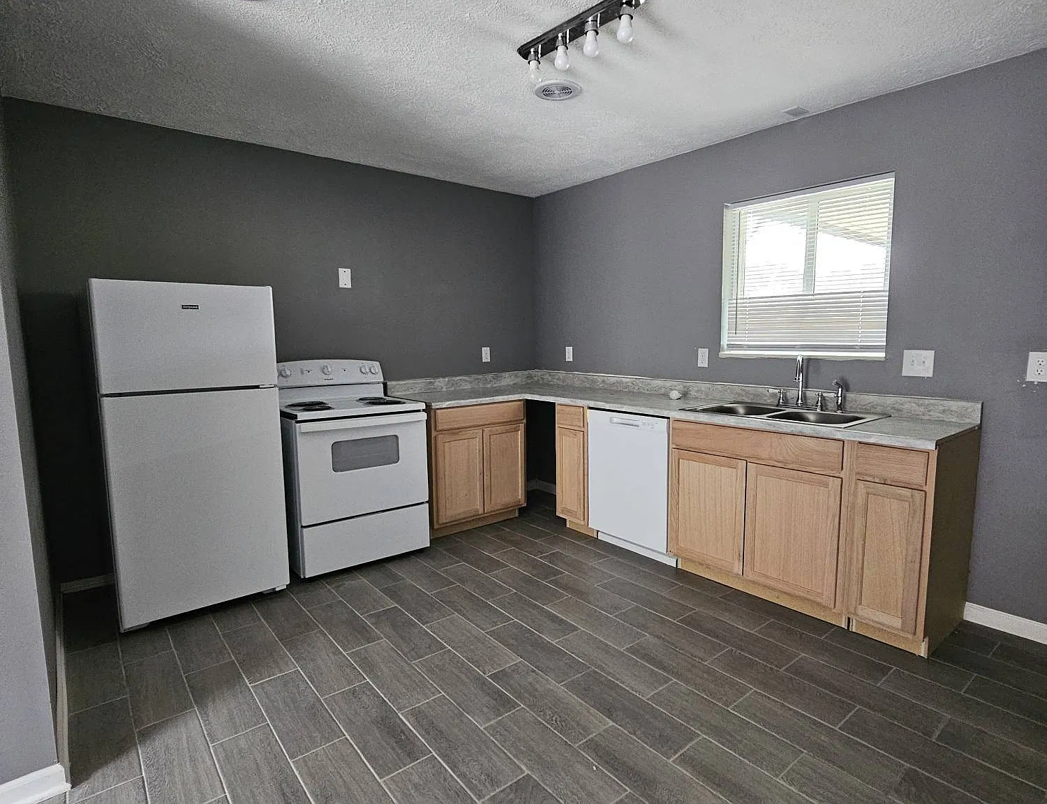204 Midtown Ln — Photo 3