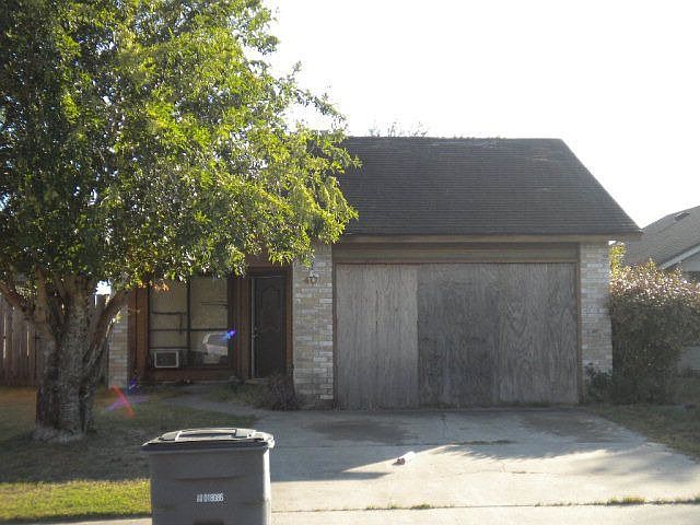 1st image of 404 Cabana Dr
