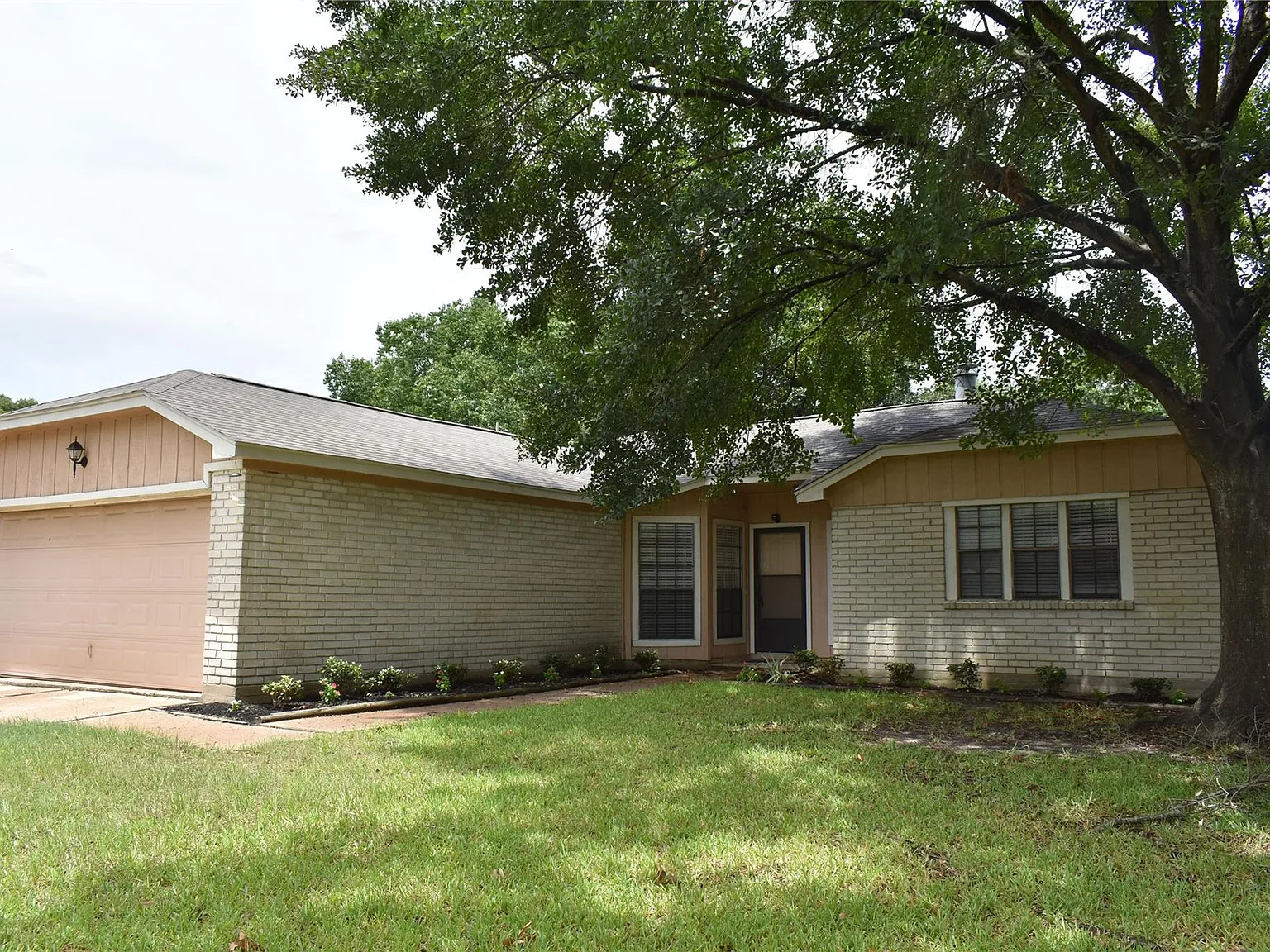 3 bed, 2.0 bath, 1499 sqft, $1,975 — Photo 2